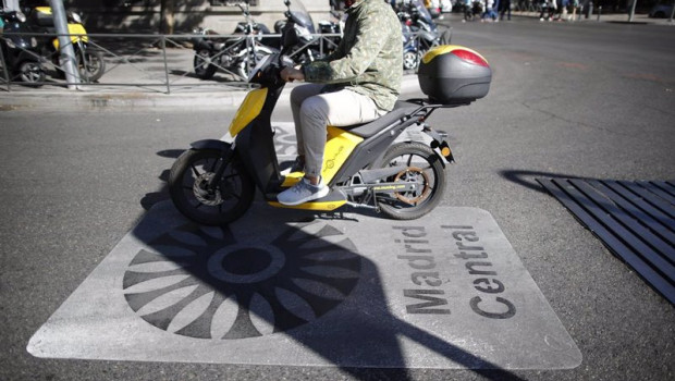 ep archivo   una moto pasa por encima de una senal de madrid central que indica restricciones al