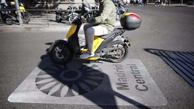 Archivo - Una moto pasa por encima de una señal de Madrid Central que indica restricciones al tráfico en el centro de la capital | Eduardo Parra - Europa Press - Archivo ep archivo una moto pasa por encima de una senal de madrid central que indica restricciones al
