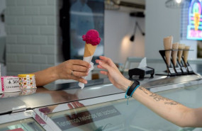 ep archivo   una mujer compra un helado