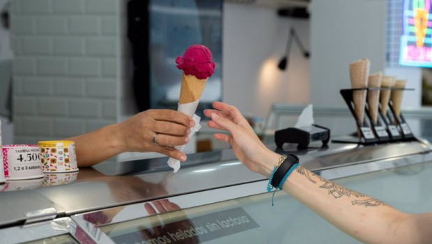 ep archivo una mujer compra un helado ep archivo una mujer compra un helado