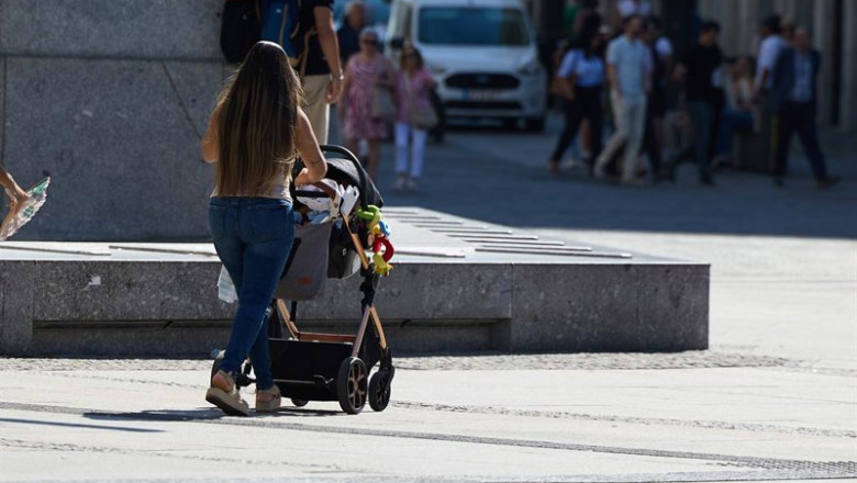 Archivo - Una mujer con un carrito de bebé paseando por Madrid. | Jesús Hellín - Europa Press - Archivo ep archivo una mujer con un carrito de bebe paseando por madrid
