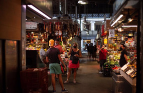 ep archivo   una mujer hace una foto a un joven en el mercado de la boqueria a 5 de agosto de 2021