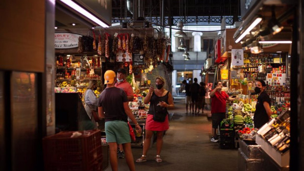 ep archivo   una mujer hace una foto a un joven en el mercado de la boqueria a 5 de agosto de 2021