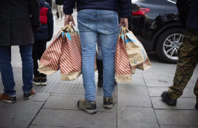 ep archivo   una persona con bolsas en una calle comercial en madrid espana