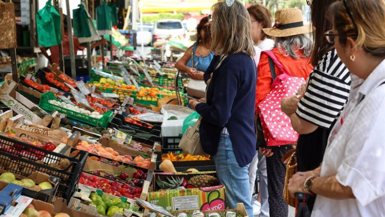 ep archivo varias personas esperan en un mercado de la comunidad de madrid a 12 de junio de 2024 ep archivo varias personas esperan en un mercado de la comunidad de madrid a 12 de junio de 2024