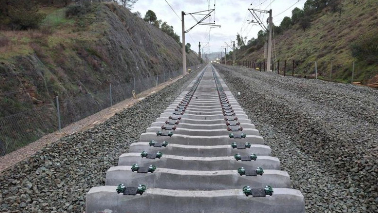 ep archivo   varias traviesas de hormigon durante la reconstruccion del tramo ferroviario a 31 de