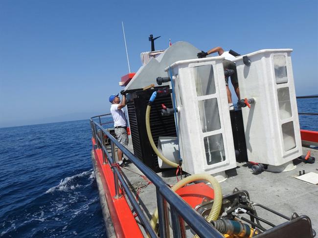 ep barco contratadola limpiezalas microalgas