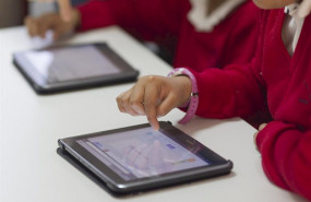 ep deberes nuevas tecnologias tablet foto de archivo