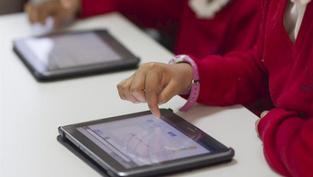 ep deberes nuevas tecnologias tablet foto de archivo