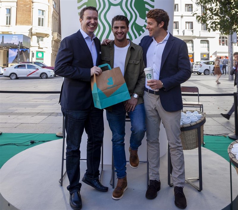 ep deliveroo comienza a repatir a domicilio los productos de starbucks en espana