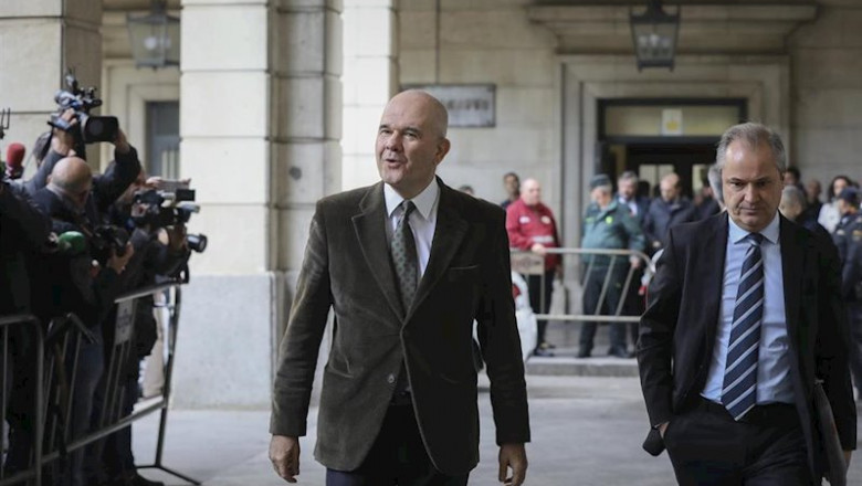 El ex-presidente de la Junta de Andalucía, Manuel Chaves (i), llegando al juicio del caso ERE en la Audiencia Provincial de Sevilla, a 19 de noviembre del 2019. | María José López - Europa Press ep el ex-presidente de la junta de andalucia manuel chaves i llegando al juicio del caso ere en la 20191202123203