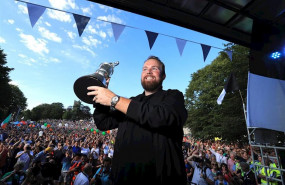 ep el golfista irlandes shane lowry sostiene la jarra de clarete de ganador del abierto britanico de