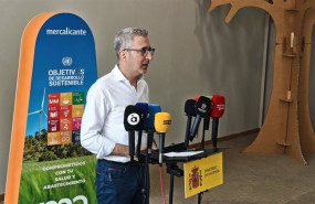 ep el ministro arcadi espana atiende a los medios en una visita a mercalicante