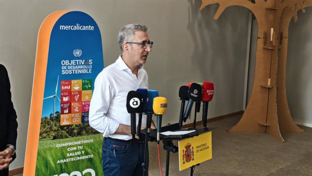 ep el ministro arcadi espana atiende a los medios en una visita a mercalicante