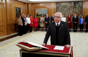 ep el nuevo ministro de universidades manuel castells jura o promete su cargo ante el rey felipe vi