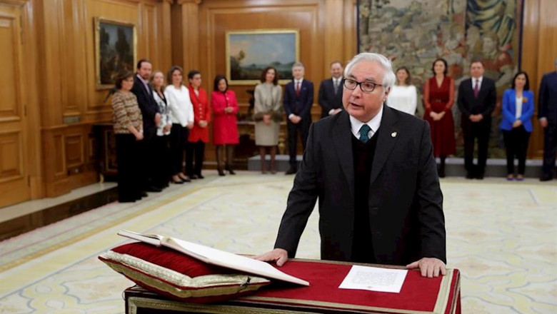 El nuevo ministro de Universidades, Manuel Castells, jura o promete su cargo ante el Rey Felipe VI, en el Palacio de la Zarzuela de Madrid, a 13 de enero de 2020. | Pool ep el nuevo ministro de universidades manuel castells jura o promete su cargo ante el rey felipe vi