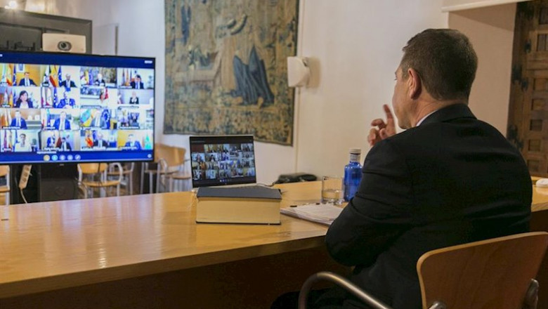 El presidente de C-LM, Emiliano García-Page, en videoconferencia con presidentes autonómicos y el presidente del Gobierno, Pedro Sánchez, por la crisis del coronavirus. | JCCM ep el presidente de c-lm emiliano garcia-page en videoconferencia con presidentes autonomicos y el