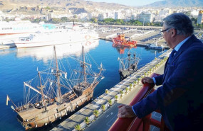ep el presidente de la apa jesus caicedo contempla las replicas de la nao victoria y el galeon
