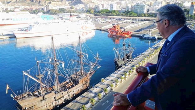 ep el presidente de la apa jesus caicedo contempla las replicas de la nao victoria y el galeon