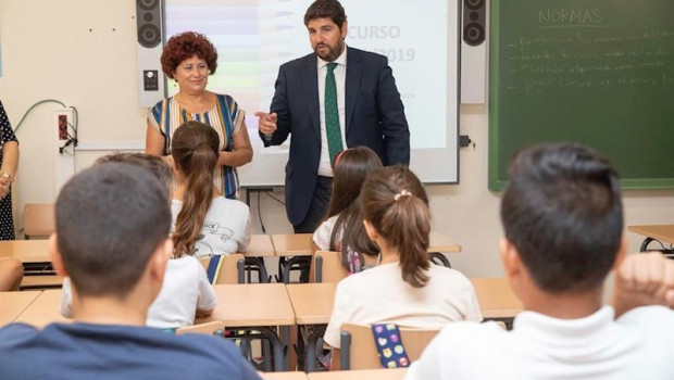 ep el presidente de murcia fernando lopez miras en una clase de un colegio de la localidad de