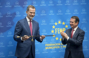 ep el rey felipe vi recibio la llave de oro del municipalismo por el 40 aniversario de las primeras