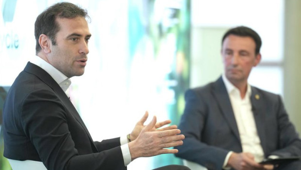 ep el vicepresidente primero y ministro de economia comercio y empresa carlos cuerpo y el