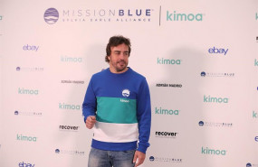 ep fernando alonso posa ante los medios antes de la presentacion del proyecto solidario mission blue