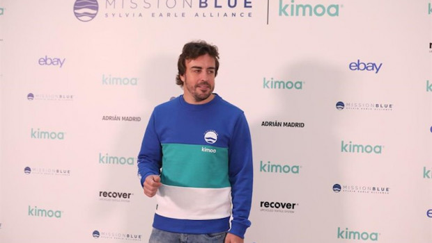 ep fernando alonso posa ante los medios antes de la presentacion del proyecto solidario mission blue