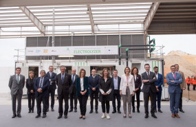 ep foto de familia de los cargos asistentes a la inauguracion de la planta de hidrogeno verde de