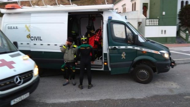 ep la guardia civil buscaun quinto migranteuna patera naufragada