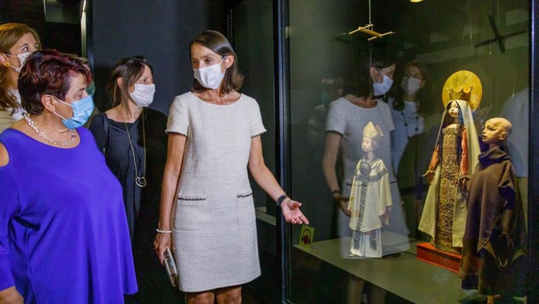 ep la ministra de industria comercio y turismo reyes maroto visita el museo de titeres francisco