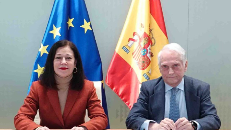 ep la presidenta y consejera delegada de cofides angela perez y el presidente de fundacion cre100do