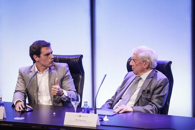 El presidente de Ciudadanos, Albert Rivera, y el escritor Mari Vargas Llosa | CIUDADANOS ep presidenteciudadanos albert rivera yescritor mari vargas llosa