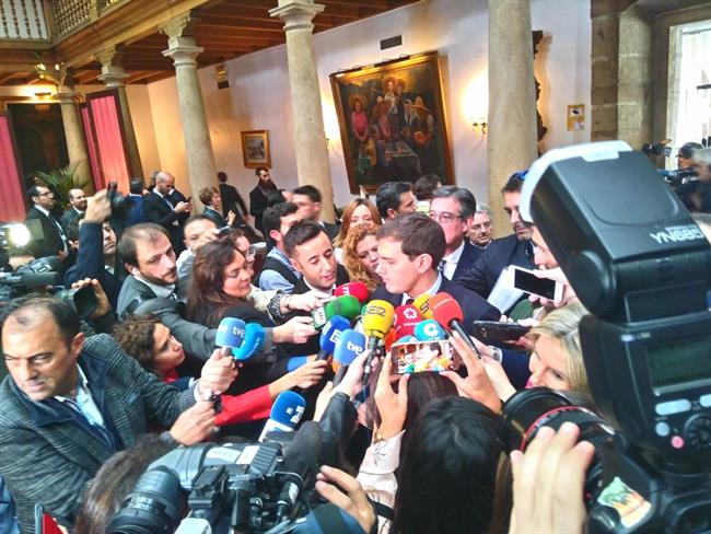 ep rivera atiendelos mediossu llegadaoviedo