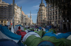 ep tiendas de campana en la plaza de la universitat de barcelona donde unos 200 estudiantes llevan