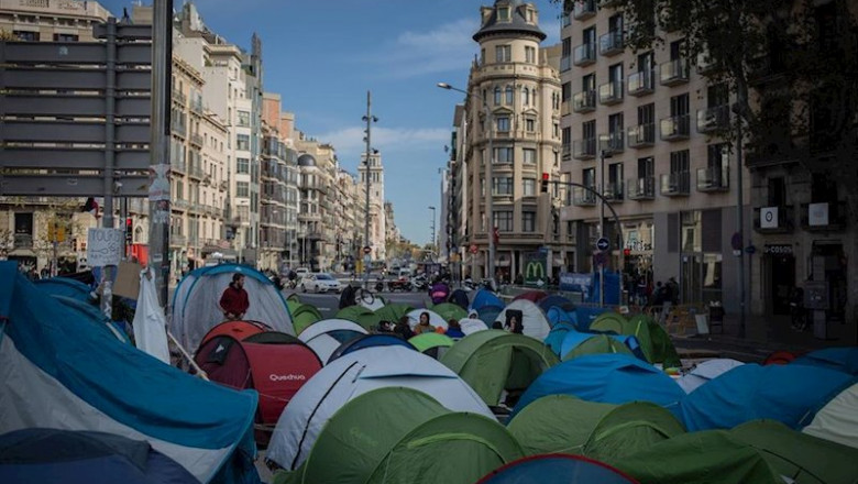 ep tiendas de campana en la plaza de la universitat de barcelona donde unos 200 estudiantes llevan ep tiendas de campana en la plaza de la universitat de barcelona donde unos 200 estudiantes llevan