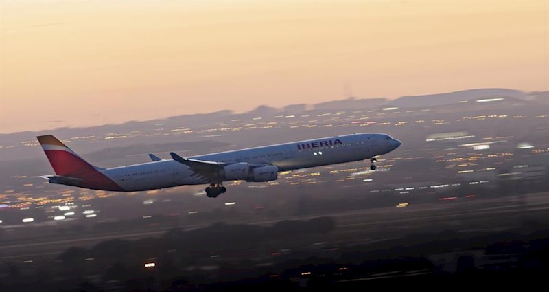 ep un avion de la compania iberia sobrevuela el aeropuero adolfo suarez-madrid barajas