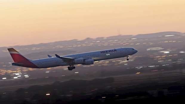 ep un avion de la compania iberia sobrevuela el aeropuero adolfo suarez-madrid barajas