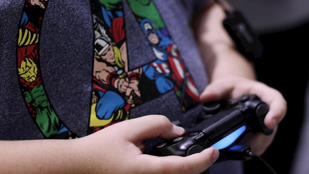 ep un joven con un mando de consola durante la segunda jornada de la madrid games week 2019 la gran