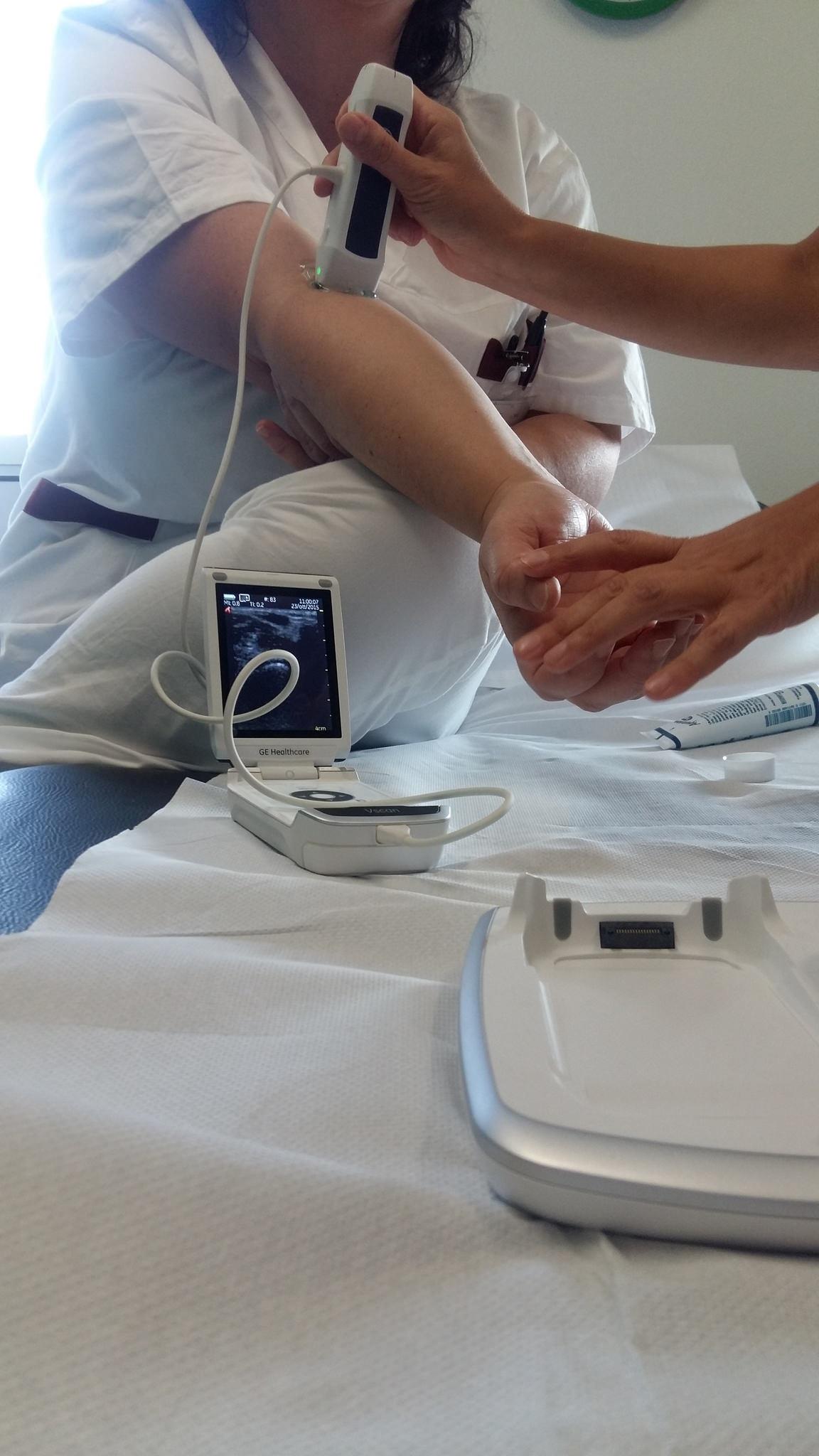 ep un medico realizaecografiauna paciente