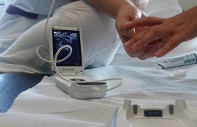 ep un medico realizaecografiauna paciente