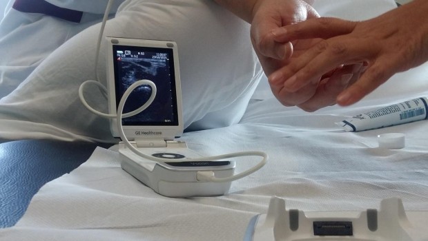 ep un medico realizaecografiauna paciente