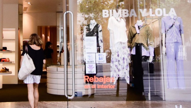 ep una mujer entra por la puerta de una de las tiendas fisicas de la marca bimba y lola ubicada en ep una mujer entra por la puerta de una de las tiendas fisicas de la marca bimba y lola ubicada en