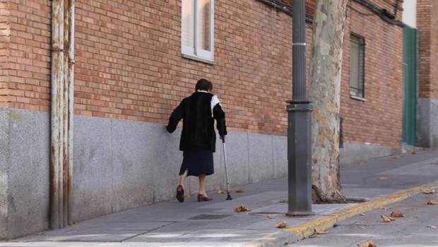 ep una mujer paseauna callemadrid