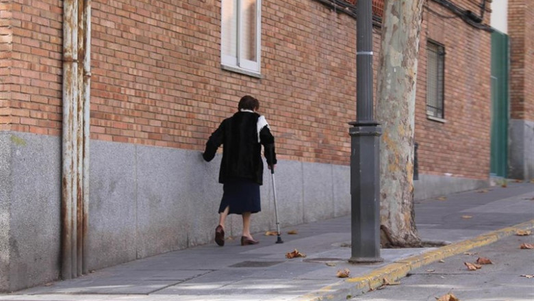 Una mujer pasea en una calle de Madrid. | EUROPA PRESS - Archivo ep una mujer paseauna callemadrid
