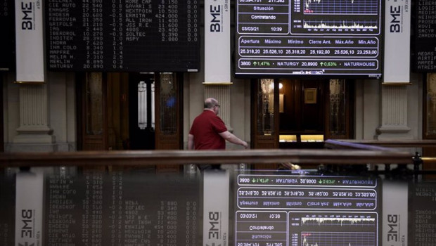 ep valores del ibex 35 en un panel de la bolsa de madrid espana a 3 de marzo de 2021