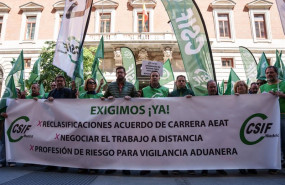 ep varias personas durante una concentracion de delegados de aeat por la mejora de sus condiciones
