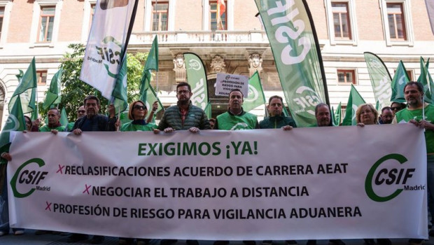 ep varias personas durante una concentracion de delegados de aeat por la mejora de sus condiciones