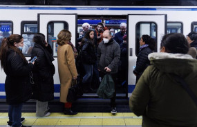 ep varias personas salen de un tren de metro en la estacion de metro de sol a 7 de febrero de 2023 ep varias personas salen de un tren de metro en la estacion de metro de sol a 7 de febrero de 2023