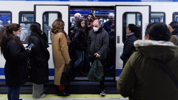 ep varias personas salen de un tren de metro en la estacion de metro de sol a 7 de febrero de 2023
